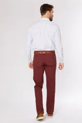 Pantalón de gabardina de corte recto y cinco bolsillos, con diseño liso y trabillas para cinturón.