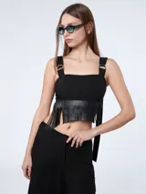 Top corto negro con breteles regulables y flecos de cuerina en el frente.