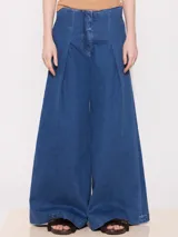 Pantalón de jean azul de corte wide leg y tiro medio-alto, con pinzas en la cintura y terminación de sastrería.