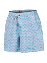 Short de baño celeste con estampado de caballitos de mar rosas. Tiene cintura elástica con cordón ajustable, bolsillos delanteros y traseros, y mosquetón.