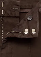 Pantalón de jean color marrón, de corte wide leg y tiro alto, con costuras frontales verticales y cierre oculto.