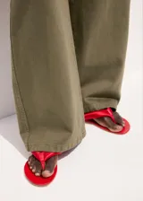Jeans de corte ancho en color verde militar, con tiro medio-alto y diseño de pernera recta.