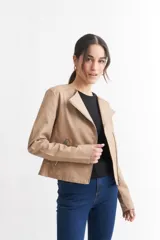 Campera corta color beige con cierre frontal asimétrico y cuello mao.