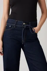 Jean de mujer azul oscuro, de corte recto y tiro alto.