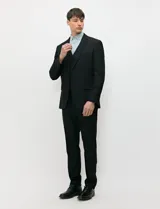 Ambo negro de corte clásico para hombre, compuesto por saco de solapas de muesca con dos botones, chaleco abotonado a juego y pantalón de vestir de corte recto.