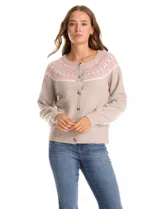Cardigan de tejido suave en color beige, con diseño Fairisle en la parte superior del pecho en tonos rosado y gris. Presenta cuello redondo, cierre frontal con botones y mangas largas con puños acanalados.