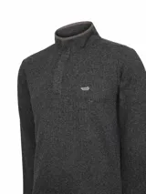 Buzo polar de hombre con medio cierre frontal y cuello alto con aplicación de gamuza. Presenta un tejido con textura de espiga en color gris oscuro y el parche bordado del pato característico de la marca en el pecho.