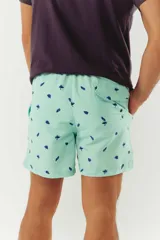 Short de baño azul con franjas horizontales en celeste y azul claro. Cuenta con cintura elástica ajustable con cordón, dos bolsillos laterales y uno trasero.