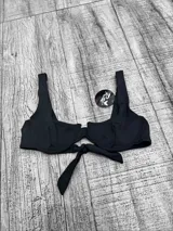 Corpiño de bikini negro de media copa con aros y tiras para anudar en la parte frontal.