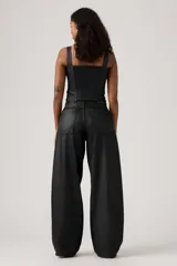 Pantalón de jean con acabado encerado negro, de corte super baggy y silueta tipo barril, con diseño de cinco bolsillos y cierre frontal con botón y cremallera.