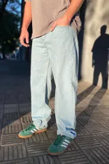 Pantalón de jean celeste de corte amplio y estilo baggy.