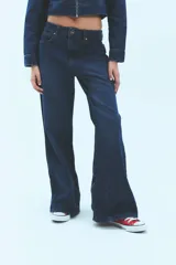 Pantalón de jean tiro bajo, corte oversize, color azul denim con badana de PU y avíos metálicos.