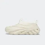 Zuecos Crocs Echo Storm color crema con suela de goma y orificios de ventilación.