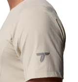 Remera de senderismo Columbia Titanium Diamond Peak, color gris claro, de manga corta, con tecnología de enfriamiento Omni-Freeze y protección solar. Presenta detalle reflectante y logo estampado en la espalda.