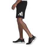 Short deportivo Adidas negro de felpa francesa con logo Badge of Sport blanco en la pierna derecha.