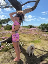 Minifalda estampada con motivos selváticos en tonos rosados, amarillos y negros. Diseño de tiro bajo con tira regulable.