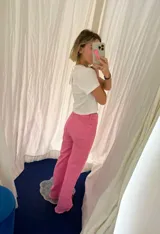 Pantalón de jean rosa de corte recto.