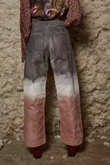 Pantalón de pana de tiro medio con corte evasé, con degradado de gris a blanco y luego a rosa. Cierre con doble botón.