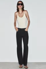 Jeans de tiro alto, pernera recta y larga, estilo clásico con cinco bolsillos, cierre frontal con cremallera y botón metálico.