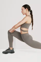 Calza larga color crema de tiro alto, realizada en tejido suave y ligero, de alta elasticidad. Cintura doble para compresión media comfortable.