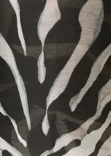 Camisa de lyocell de corte recto con estampado de cebra, cuello camisero, manga larga con puños abotonados y cierre frontal de botones.
