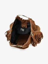 Cartera de mano confeccionada en cuero gamuzado color marrón, con diseño flexible y detalles de flecos laterales. Presenta un asa rígida metálica circular y una abertura superior fruncida.