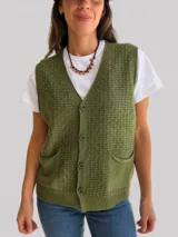 Chaleco tejido de punto con escote en V, cierre frontal con botones y bolsillos delanteros. Presenta un diseño de textura geométrica y terminaciones en tejido acanalado en el ruedo.