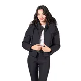 Campera multifunción modular color negro, con diseño matelaseado y capucha desmontable. Su sistema de cierres permite transformarla en cuatro versiones: campera larga, campera corta, chaleco largo y chaleco corto.