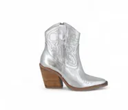 Bota texana plateada con bordados y taco de madera.