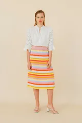 Falda tejida multicolor a rayas horizontales, plisada y de tiro medio.