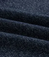 Pantalón de pijama tipo jogger color azul marino, con cintura elástica y cordón de ajuste. Presenta puños elásticos en los tobillos y un acabado jaspeado.