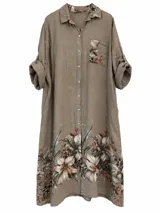 Vestido camisero midi de lino color visón, con cierre frontal de botones, cuello camisero, bolsillo ojal en el pecho, mangas largas arremangables y estampado floral en el bolsillo, cuello y parte inferior de la falda.