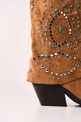 Bota texana color camel de caña media, con apliques de tachas plateadas y turquesas.