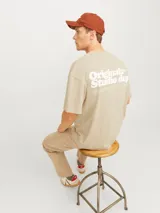 Camiseta de manga corta y cuello redondo en color humus, con fit holgado y pequeño estampado frontal.