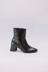 Botas cortas de cuero color crema, con cierre lateral y taco cuadrado. Forro, capellada y plantilla 100% cuero.