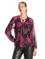 Blusa de microtul con estampado floral en tonos fucsia sobre base negra. Presenta cuello a la base con frunces, escote en V con lazo de ajuste y mangas largas con puños elastizados. Incluye forro interno a tono.