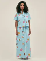 Falda larga celeste con estampado floral, estilo cargo, con cintura ajustable, tajo frontal y bolsillos laterales.