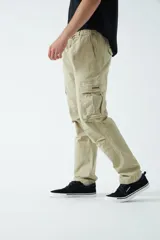 Pantalón cargo color marrón, de corte regular, con bolsillos cargo en las piernas y puños rectos.