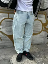 Pantalón de jean celeste con lavado ácido, corte amplio y tiro alto.