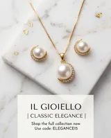 Set de joyería compuesto por collar y aros, elaborados en plata 925 con baño de oro. El diseño presenta una media perla central rodeada por un arco de circonias brillantes.