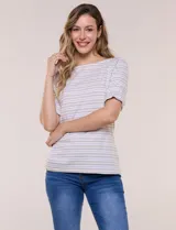 Remera de algodón a rayas horizontales beige y blancas, de corte recto, escote bote y mangas cortas con presilla y botón decorativo.