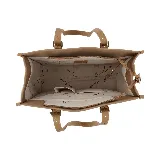 Cartera mediana tipo shopper color marrón, con doble asa de hombro y cierre superior. Incluye un dije colgante con forma de labios y logo de la marca en color fucsia.