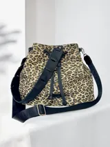Bolso tipo marinero con estampado animal print, doble correa: una corta de cuero para usar al hombro y otra larga de tela para usar cruzado.