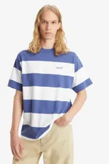 Remera de manga corta Levi's con diseño de rayas horizontales anchas en color azul y blanco. Presenta cuello redondo y el logo de la marca bordado en pequeño en el lado izquierdo del pecho.