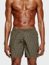 Traje de baño tipo short de hombre, color verde oliva, con estampado repetitivo de la marca en tono más oscuro.
