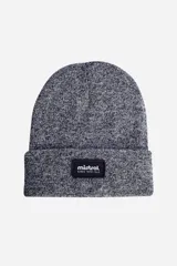 Gorro de lana gris jaspeado con dobladillo y parche negro con el logo de Mistral.