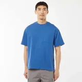 Camiseta azul de manga corta con cuello redondo y bolsillo en el pecho.