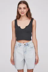 Musculosa corta gris oscuro de algodón con escote en U y terminación ondulada en el ruedo.