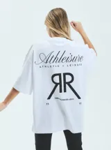 Remerón blanco de jersey de algodón con cuello redondo y mangas cortas. Estampa en delantero y espalda con la palabra 'Athleisure' y el logo de la marca.