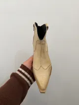 Bota texana de caña baja confeccionada en cuero vacuno con acabado estilo vintage, forrada interiormente en cuero. Presenta punta cuadrada y taco cuadrado de madera.